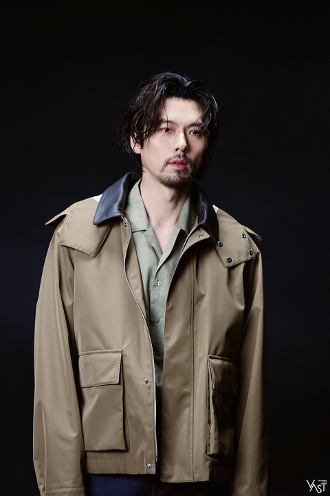 Không nhận ra Lee Dong Wook trong phim đóng cùng Hyun Bin- Ảnh 4. Hyun Bin tung khoe tạo hình mới trong các bộ ảnh thời trang của mình