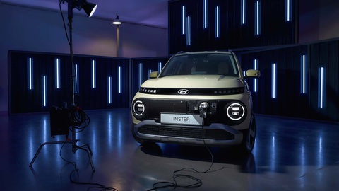 Thông số, ảnh thực tế và dự đoán giá bán Hyundai Inster: SUV điện hot nếu về Việt Nam- Ảnh 1. Hyundai Inster là mẫu xe điện toàn cầu mới được hãng nhắm đưa tới các thị trường đang phát triển, hoặc các khu vực chuộng xe nhỏ gọn - Ảnh: Motor1