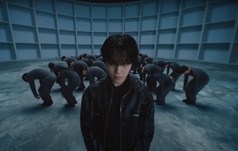 Jimin trong MV Set Me Free Pt.2 - Ảnh: HYBE Labels official YouTube channel Tin tức xem nghe ngày 23-7: Hoa hậu Hòa bình quốc tế 2024 dời lịch tổ chức- Ảnh 4.