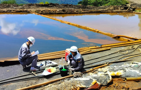 Thấp thỏm sống bên sông bị mỏ khai thác quặng 'bức tử'- Ảnh 5. Cán bộ Trung tâm Quan trắc tài nguyên và môi trường Nghệ An lấy mẫu nước để xét nghiệm ở khu vực Công ty TNHH thiếc Hà An - Ảnh: DOÃN HÒA