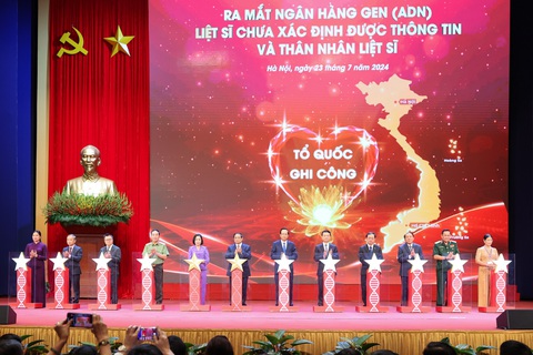 Thủ tướng Phạm Minh Chính và các đại biểu, đại diện người có công thực hiện nghi thức ra mắt ngân hàng gen (ADN) liệt sĩ chưa xác định được thông tin và thân nhân liệt sĩ - Ảnh: VGP/Nhật Bắc Thủ tướng Phạm Minh Chính và các đại biểu, đại diện người có công thực hiện nghi thức ra mắt ngân hàng gene (ADN) liệt sĩ chưa xác định được thông tin và thân nhân liệt sĩ - Ảnh: VGP/Nhật Bắc