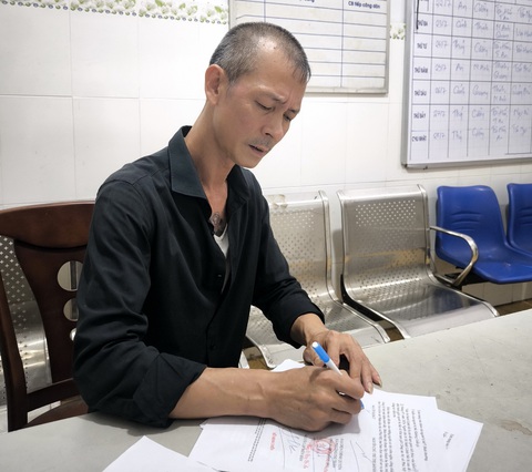 Bị bắt vì không trả gần 500 triệu đồng cho người chuyển khoản nhầm- Ảnh 2. Nguyễn Tiến Lực tại cơ quan điều tra - Ảnh: Công an cung cấp