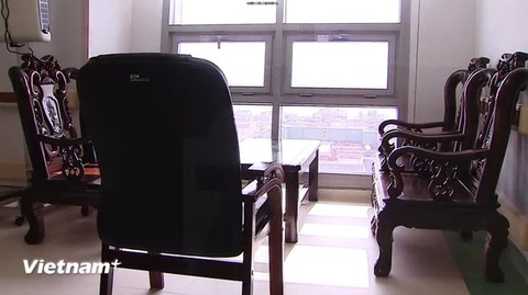 Phía ngoài căn phòng điều trị, bộ bàn ghế gỗ được sắp xếp ngay hành lang - Ảnh: Vietnam+ Cận cảnh căn phòng bệnh nơi Tổng bí thư Nguyễn Phú Trọng điều trị- Ảnh 6.