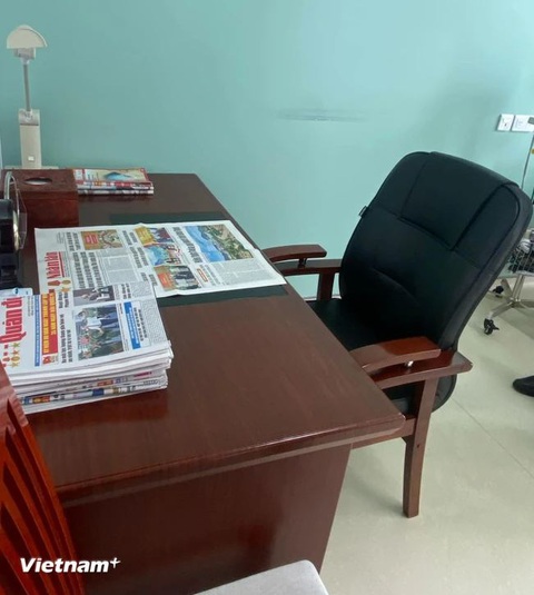Trên chiếc bàn làm việc còn nguyên những tờ báo được xếp gọn gàng mỗi ngày của Tổng Bí thư - Ảnh: Vietnam+ Cận cảnh căn phòng bệnh nơi Tổng bí thư Nguyễn Phú Trọng điều trị- Ảnh 3.