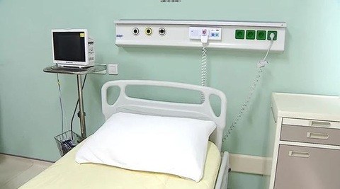 Chiếc giường bệnh khi Tổng Bí Thư Nguyễn Phú Trọng nằm điều trị. - Ảnh: Vietnam+ Cận cảnh căn phòng bệnh nơi Tổng bí thư Nguyễn Phú Trọng điều trị- Ảnh 2.