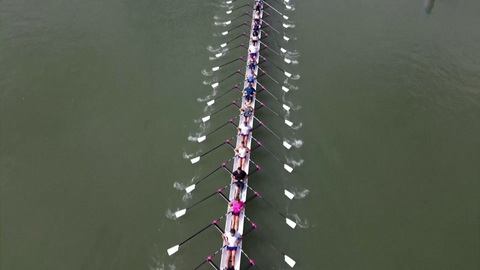 Thuyền chèo dài nhất thế giới tham gia hành trình rước đuốc Olympic 2024- Ảnh 1. Thuyền chèo dài nhất thế giới tham gia hành trình rước đuốc Olympic 2024- Ảnh 1.