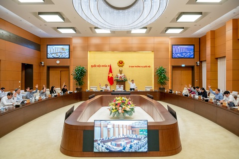 Thường vụ Quốc hội 'chốt' phương án sáp nhập huyện, xã của Nam Định, Sóc Trăng, Tuyên Quang- Ảnh 1. Các đại biểu biểu quyết thông qua nghị quyết - Ảnh: PHẠM THẮNG