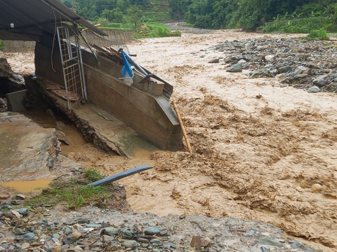 Hoàn lưu bão số 2 tiếp tục gây mưa lớn ở Bắc Bộ, Thanh Hóa và Nghệ An- Ảnh 1. Lũ lớn tràn về gây sập mái hiên nhà dân ở xã Mường Khoa, huyện Bắc Yên, Sơn La - Ảnh: A.DŨNG