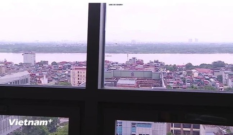 Tổng Bí Thư Nguyễn Phú Trọng hay ngồi ở bộ bàn ghế đặt ngoài hành lang, hướng ra sông Hồng - Ảnh: PV/Vietnam+ Cận cảnh căn phòng bệnh nơi Tổng bí thư Nguyễn Phú Trọng điều trị- Ảnh 7.