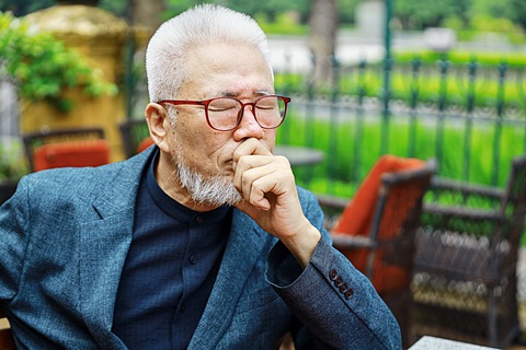 Ông Cho Chul Hyeon xúc động, nhắm nghiền mắt khi hay tin quyển sách đã đến được tay Tổng bí thư Nguyễn Phú Trọng trước khi lâm chung - Ảnh: DANH KHANG Tác giả Hàn Quốc viết sách về Tổng bí thư Nguyễn Phú Trọng: Tức tốc đến Việt Nam và rơi nước mắt- Ảnh 4.