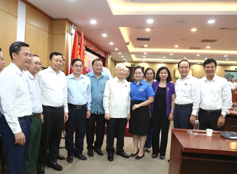 Tổng bí thư Nguyễn Phú Trọng và những dấu ấn đậm nét với Quốc hội- Ảnh 7. Tổng bí thư cùng các đại biểu tham dự cuộc tiếp xúc cử tri tại Hà Nội trước kỳ họp thứ 6, Quốc hội khóa XV - Ảnh: THANH HẢI