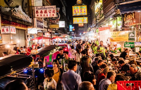 Một con đường với đông hàng quán ở Thái Lan - Ảnh: Getty Images/iStockphoto Dừng giãn, giảm thuế phí, ổn không?- Ảnh 4.