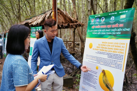Nhóm giảng viên trẻ miền Tây ứng dụng AI nhận dạng chim quý hiếm- Ảnh 4. Thầy Thái Anh - đại diện nhóm nghiên cứu - chia sẻ về dự án tại hội thảo khoa học quốc gia