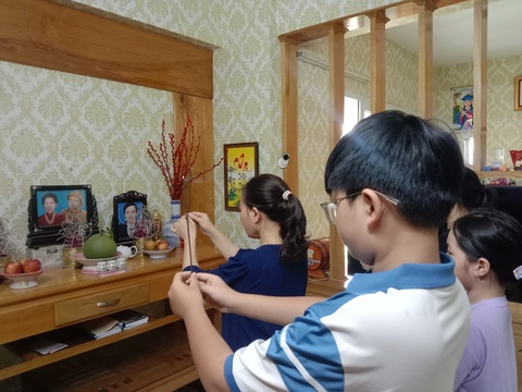 Hòa bình là vô giá- Ảnh 3. Mẹ và các con, cháu thắp hương nhân Ngày Thương binh - Liệt sĩ - Ảnh: ANH THƠ