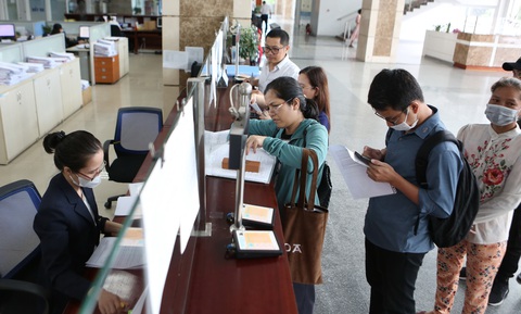 Người dân làm thủ tục thuế tại Cục Thuế TP.HCM - Ảnh: P.QUYÊN Dừng giãn, giảm thuế phí, ổn không?- Ảnh 3.