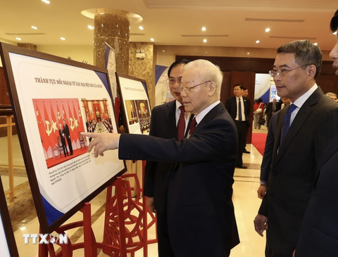 Những di sản đối ngoại nổi bật của Tổng bí thư Nguyễn Phú Trọng- Ảnh 6. Tổng bí thư Nguyễn Phú Trọng tham quan triển lãm thành tựu đối ngoại Việt Nam tại Hội nghị Ngoại giao thứ 32 tháng 12-2023 - Ảnh: TTXVN