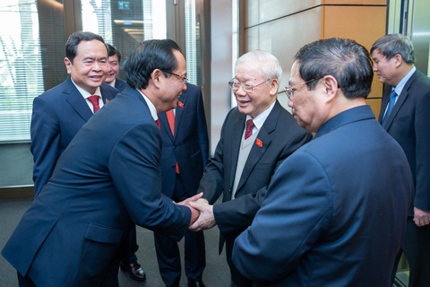Tổng bí thư Nguyễn Phú Trọng và những dấu ấn đậm nét với Quốc hội- Ảnh 5. Tổng bí thư Nguyễn Phú Trọng với các đại biểu bên lề kỳ họp bất thường lần thứ 4, Quốc hội khóa XV - Ảnh: Media Quochoi