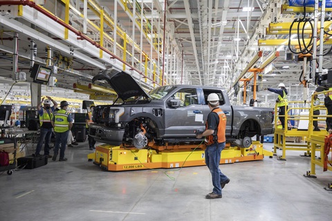 Trộm xe bị bắt vì bán tải Ford... quá tốn xăng- Ảnh 2. Cảnh sát đang tập trung làm rõ vì sao các tay trộm có thể dễ dàng chọc thủng hàng rào an ninh của nhà máy Ford - Ảnh minh họa: Ford