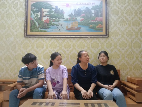 Hòa bình là vô giá- Ảnh 2. Mỗi dịp đến Ngày Thương binh - Liệt sĩ là mẹ tôi ngồi ôn lại truyền thống gia đình cho các cháu nghe - Ảnh: ANH THƠ