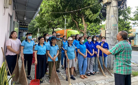 Cán bộ phường tại TP.HCM đến từng nhà dân kêu gọi bóc quảng cáo dán bậy- Ảnh 6. Đồng loạt 26 khu phố cùng nhau tham gia bóc quảng cáo dán bậy và dọn vệ sinh môi trường - Ảnh: GIAI THỤY