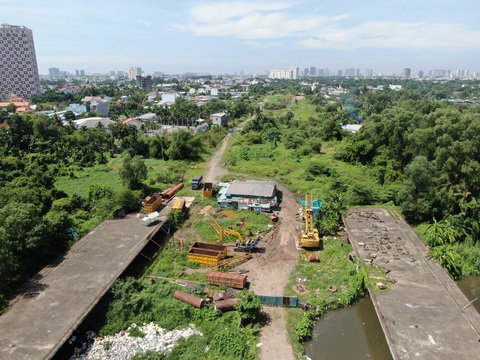 2,7km vành đai 2 TP.HCM đình trệ: Người dân giao mặt bằng sớm muốn thấy đường hoàn thành- Ảnh 2. 2,7km đường vành đai 2 TP.HCM đình trệ nhiều năm - Ảnh: ĐỨC PHÚ