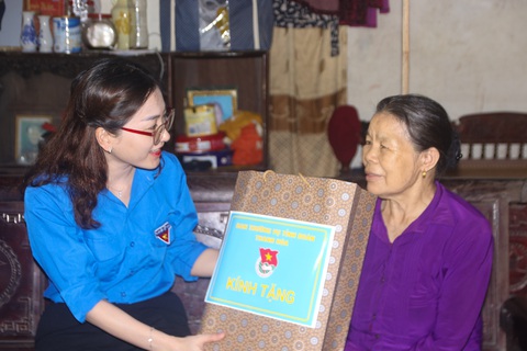 Tỉnh đoàn Thanh Hóa tổ chức Bữa cơm tri ân - Ấm áp nghĩa tình- Ảnh 3. Chị Phùng Tố Linh - phó bí thư Tỉnh đoàn Thanh Hóa - tặng quà cho gia đình cựu thanh niên xung phong ở phường Nguyên Bình, thị xã Nghi Sơn - Ảnh: CTV