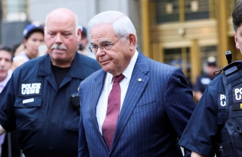 Thượng nghị sĩ Mỹ Bob Menendez từ chức vì nhận hối lộ- Ảnh 1. Nghị sĩ Đảng Dân chủ Bob Menendez từ chức - Ảnh Reuters