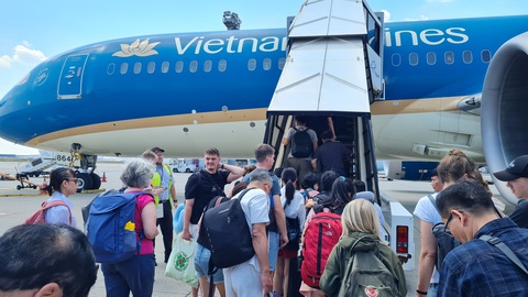 Vietnam Airlines mở thêm đường bay thẳng tới Đức- Ảnh 1. Hành khách bay tuyến Hà Nội - Frankfurt do Vietnam Airlines khai thác - Ảnh: T.H.