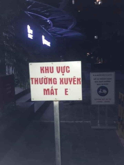 Ảnh vui 24-7: Cách xem bóng đá độc lạ- Ảnh 2. Nắm chắc tay người yêu vào!