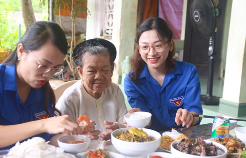 Tỉnh đoàn Thanh Hóa tổ chức Bữa cơm tri ân - Ấm áp nghĩa tình- Ảnh 1. “Bữa cơm tri ân - Ấm áp nghĩa tình” tại gia đình Mẹ Việt Nam anh hùng Lê Thị Hừu ở phường Nguyên Bình, thị xã Nghi Sơn (Thanh Hóa) - Ảnh: CTV