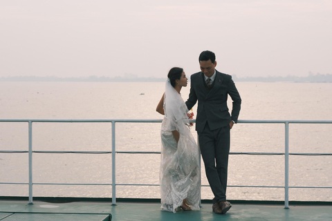 Xao xuyến với bộ ảnh cưới chụp tại ‘vương quốc’ lò gạch trăm năm ở miền Tây- Ảnh 8. Bức ảnh cưới thật thơ tại phà Đình Khao - Ảnh: NVCC