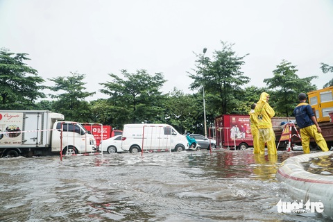 Đường Hà Nội ngập sâu từ sáng, nhiều người phải xin nghỉ làm- Ảnh 4. Đường Hà Nội ngập sâu từ sáng, nhiều người phải xin nghỉ làm- Ảnh 4.