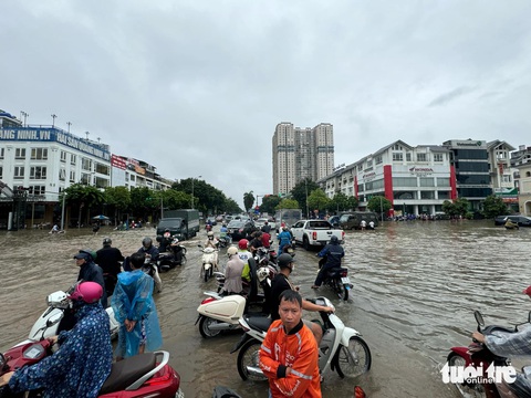 Đường Hà Nội ngập sâu từ sáng, nhiều người phải xin nghỉ làm- Ảnh 6. Ngập sâu khiến nhiều xe cộ không thể di chuyển, bị cô lập giữa đường phố Hà Nội - Ảnh: THÀNH CHUNG