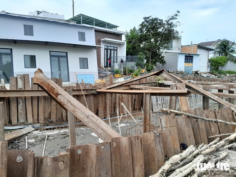 Nhà dân, đường giao thông bị lún sập do thi công kè- Ảnh 2. Hai thanh sắt cừ larsen bị áp lực đất bẻ cong, gây sụp lún trong khu vực - Ảnh: CHÍ HẠNH