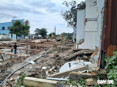 Nhà dân, đường giao thông bị lún sập do thi công kè- Ảnh 3. Một số hộ có một phần nhà bị nứt, sập - Ảnh: CHÍ HẠNH