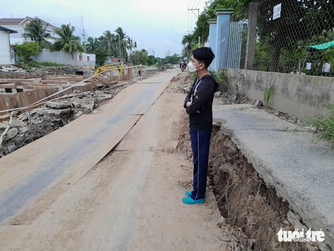 Nhà dân, đường giao thông bị lún sập do thi công kè- Ảnh 4. Đường giao thông bị lún sâu nửa người - Ảnh: CHÍ HẠNH