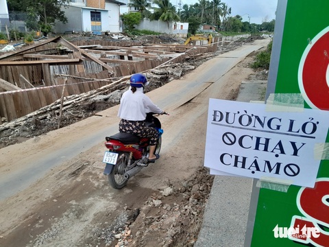 Nhà dân, đường giao thông bị lún sập do thi công kè- Ảnh 5. Người dân tự gắn biển cảnh báo - Ảnh: CHÍ HẠNH