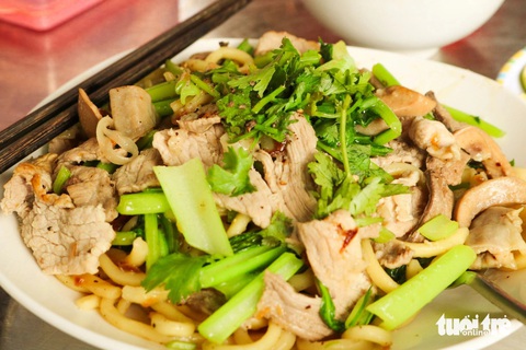 Dĩa mì bà Hơ đơn sơ, nhưng giữ chân không ít thực khác suốt 70 năm - Ảnh: ĐĂNG KHƯƠNG Dĩa mì bà Hơ đơn sơ nhưng giữ chân nhiều thực khách suốt 70 năm - Ảnh: ĐĂNG KHƯƠNG
