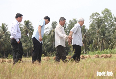Tổng bí thư Nguyễn Phú Trọng còn mãi trong lòng người dân xứ dừa Bến Tre- Ảnh 3. Với người dân Bến Tre, Tổng bí thư Nguyễn Phú Trọng luôn luôn gần gũi, quan tâm đến những người xung quanh - Ảnh: MẬU TRƯỜNG