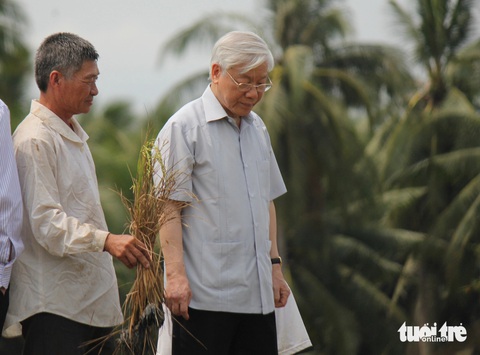 Tổng bí thư Nguyễn Phú Trọng còn mãi trong lòng người dân xứ dừa Bến Tre- Ảnh 1. Ông Võ Văn Nhu (65 tuổi, ngụ huyện Giồng Trôm, Bến Tre) đứng bên cạnh Tổng bí thư Nguyễn Phú Trọng, ảnh chụp năm 2016 - Ảnh: MẬU TRƯỜNG