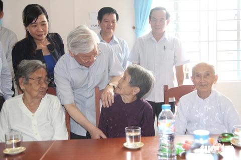Tổng bí thư Nguyễn Phú Trọng còn mãi trong lòng người dân xứ dừa Bến Tre- Ảnh 5. Tổng bí thư Nguyễn Phú Trọng thăm hỏi các Mẹ Việt Nam anh hùng tại tỉnh Bến Tre năm 2016 - Ảnh: MẬU TRƯỜNG