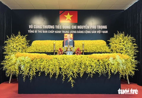 Thôn Lại Đà trước ngày Quốc tang Tổng bí thư Nguyễn Phú Trọng- Ảnh 1. Di ảnh của Tổng bí thư Nguyễn Phú Trọng được đặt ở vị trí trang trọng, phía trong hội trường Nhà văn hóa thôn Lại Đà