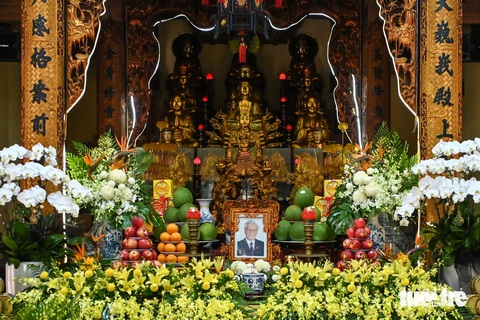 Thôn Lại Đà trước ngày Quốc tang Tổng bí thư Nguyễn Phú Trọng- Ảnh 2. Phía trong chùa Lại Đà, di ảnh của Tổng bí thư Nguyễn Phú Trọng được đặt ở vị trí trang trọng để người dân tới lễ