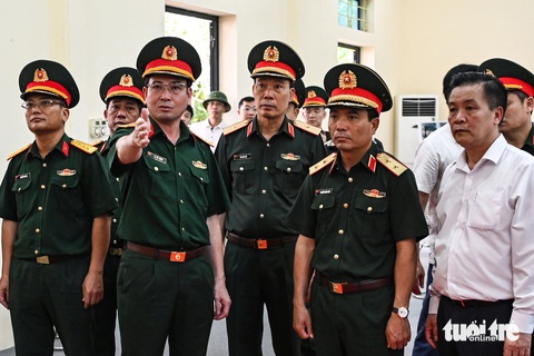 Thôn Lại Đà trước ngày Quốc tang Tổng bí thư Nguyễn Phú Trọng- Ảnh 4. Trung tướng Nguyễn Doãn Anh, phó tổng tham mưu trưởng Quân đội nhân dân Việt Nam, kiểm tra công tác chuẩn bị lễ tang - Ảnh: HỒNG QUANG