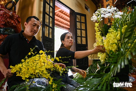 Thôn Lại Đà trước ngày Quốc tang Tổng bí thư Nguyễn Phú Trọng- Ảnh 14. Được giao nhiệm vụ cắm hoa, anh Nguyễn Đình Tuấn (người dân thôn Lại Đà) cảm thấy rất vinh dự, bồi hồi khi được góp công sức cho buổi lễ