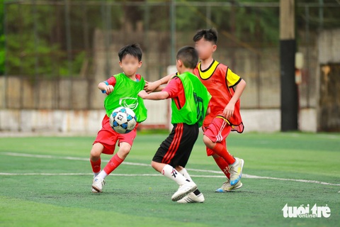Yêu cầu Sông Lam Nghệ An báo cáo nghi vấn gian lận tuổi đội trẻ- Ảnh 1. Các cầu thủ đội trẻ Trung tâm đào tạo bóng đá trẻ Sông Lam Nghệ An tập luyện - Ảnh: DOÃN HÒA