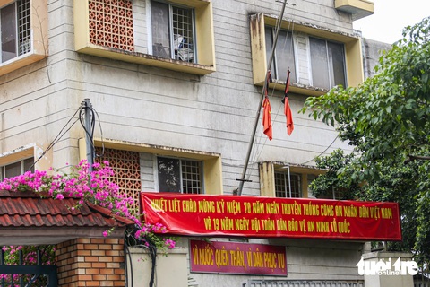 Nhiều nơi ở TP.HCM treo cờ rủ tưởng nhớ Tổng bí thư Nguyễn Phú Trọng- Ảnh 1. Trước ngày Quốc tang, nhiều cơ quan, công sở ở TP.HCM đã thực hiện nghi thức treo cờ rủ để tưởng nhớ Tổng bí thư Nguyễn Phú Trọng