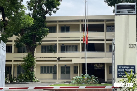 Nhiều nơi ở TP.HCM treo cờ rủ tưởng nhớ Tổng bí thư Nguyễn Phú Trọng- Ảnh 2. Cờ rủ được treo trong khuôn viên trụ sở Thành ủy TP.HCM