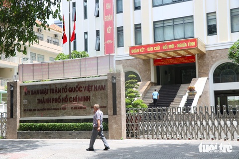 Nhiều nơi ở TP.HCM treo cờ rủ tưởng nhớ Tổng bí thư Nguyễn Phú Trọng- Ảnh 3. Ủy ban MTTQ Việt Nam TP.HCM treo cờ rủ và dành phút mặc niệm tưởng nhớ Tổng bí thư tại buổi lễ chào cờ sáng thứ hai, 22-7
