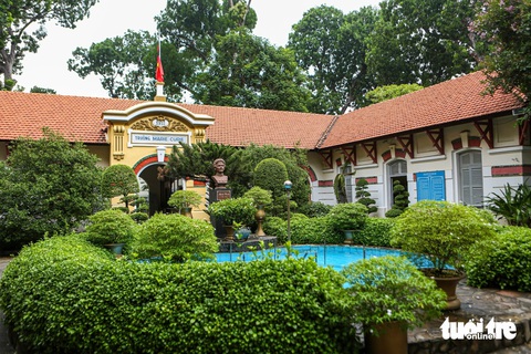 Nhiều nơi ở TP.HCM treo cờ rủ tưởng nhớ Tổng bí thư Nguyễn Phú Trọng- Ảnh 4. Trường THPT Marie Curie (quận 3) treo cờ rủ từ nhiều ngày trước đó